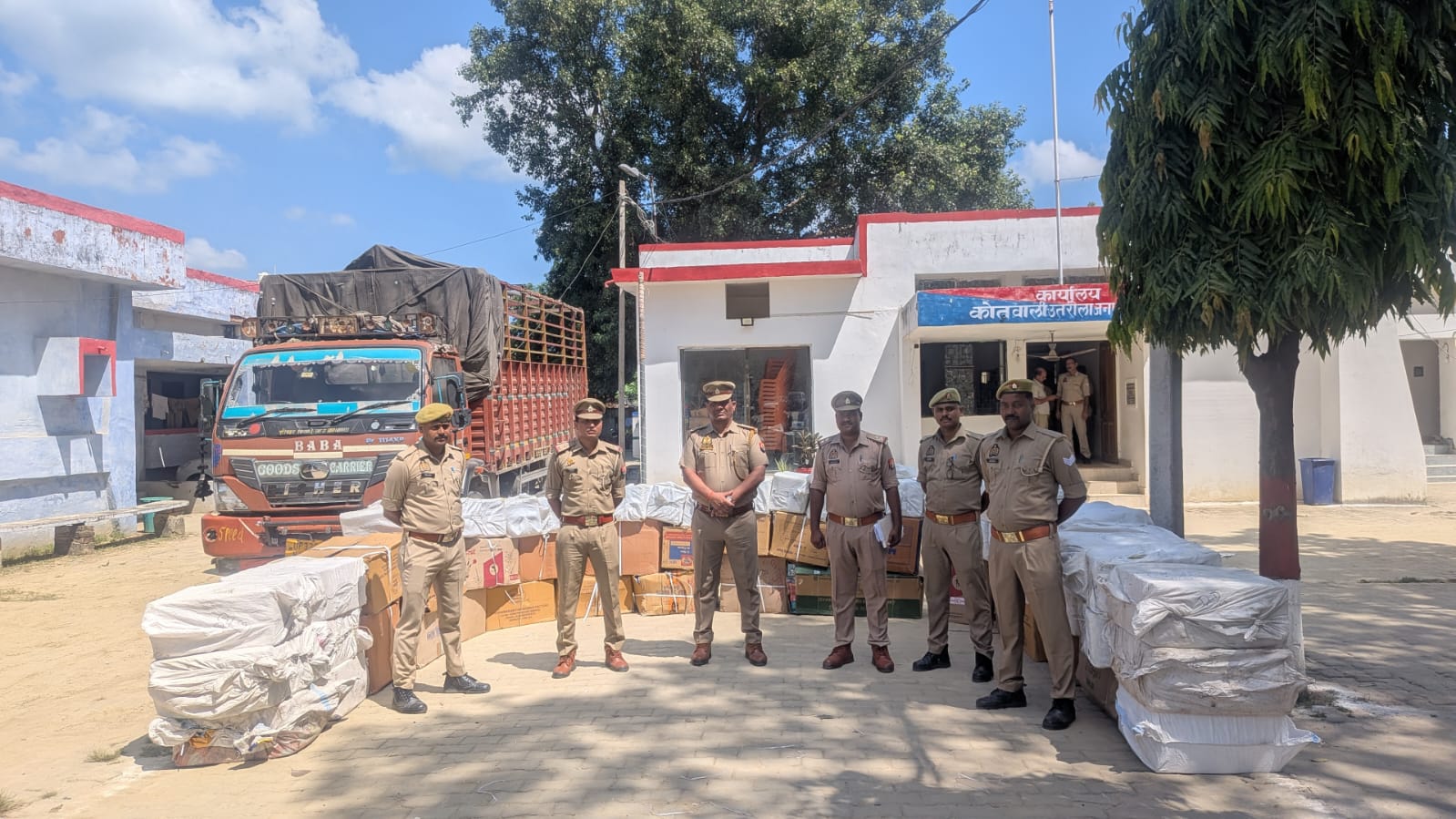 पुलिस ने डीसीएम पर लदा हुआ भारी मात्रा में अवैध पटाखा किया गया बरामद