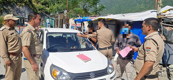 निजी वाहनों पर पदनाम का रौब पड़ा भारी, उत्तरकाशी पुलिस ने 38 वाहनों से हटाए अनधिकृत चिन्ह