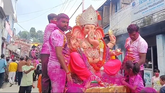 भव्य शोभा यात्रा के साथ गणपति मूर्ति का विसर्जन, हांडी फोड़ रहा मुख्य आकर्षण