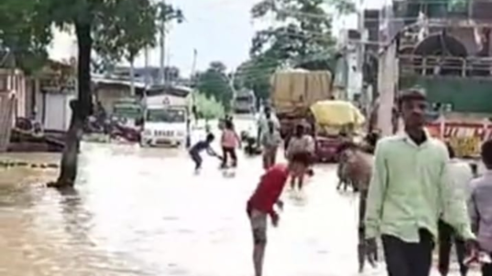 नकटी नदी में उफान से तुलसीपुर शहर में घुसा बाढ़ का पानी, बाजारों में दो फीट तक जलभराव