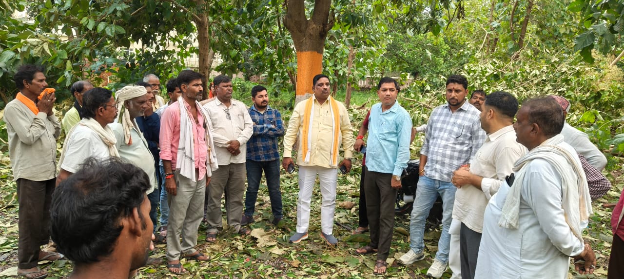 चक्रवात व पेड़ गिरने से मृत चार लोगों के परिजनों से मिले बृजेंद्र तिवारी, हर परिवार को ₹4 लाख राहत दिलाने का भरोसा