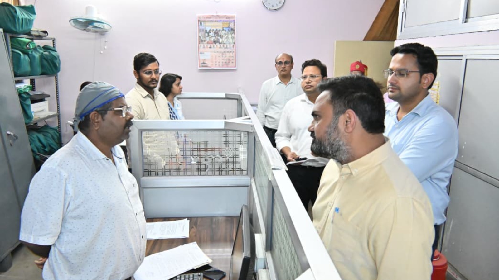 जिलाधिकारी ने विकास भवन के विभिन्न कार्यालयों का किया औचक निरीक्षण
