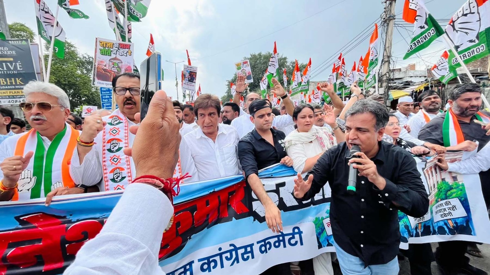 कांग्रेसियों ने प्रदर्शन कर मांगा मुख्य चुनाव आयुक्त का इस्तीफा व निष्पक्ष जांच