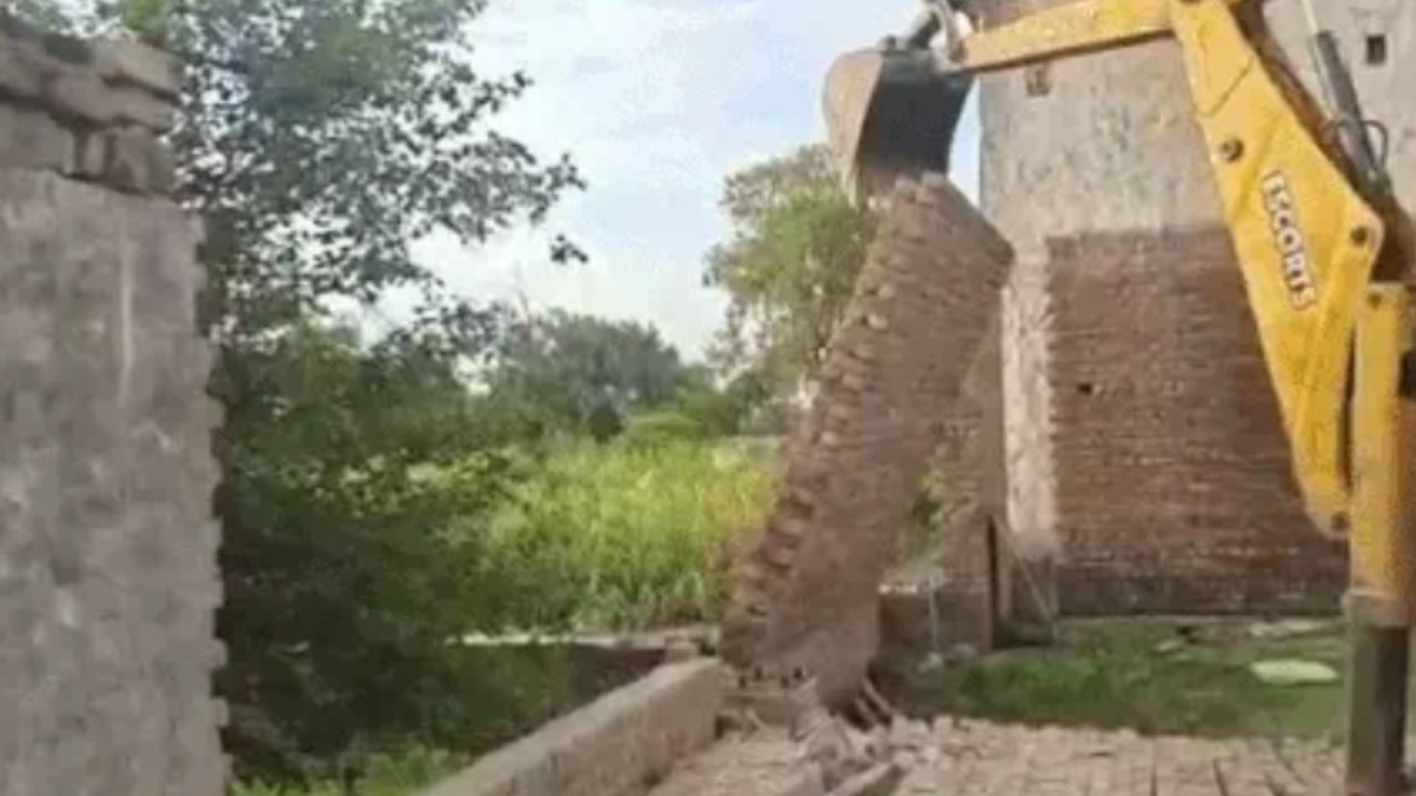 चार अवैध कॉलोनियों पर चला बुलडोजर, 20 डीपीसी और 18 चारदीवारी ध्वस्त