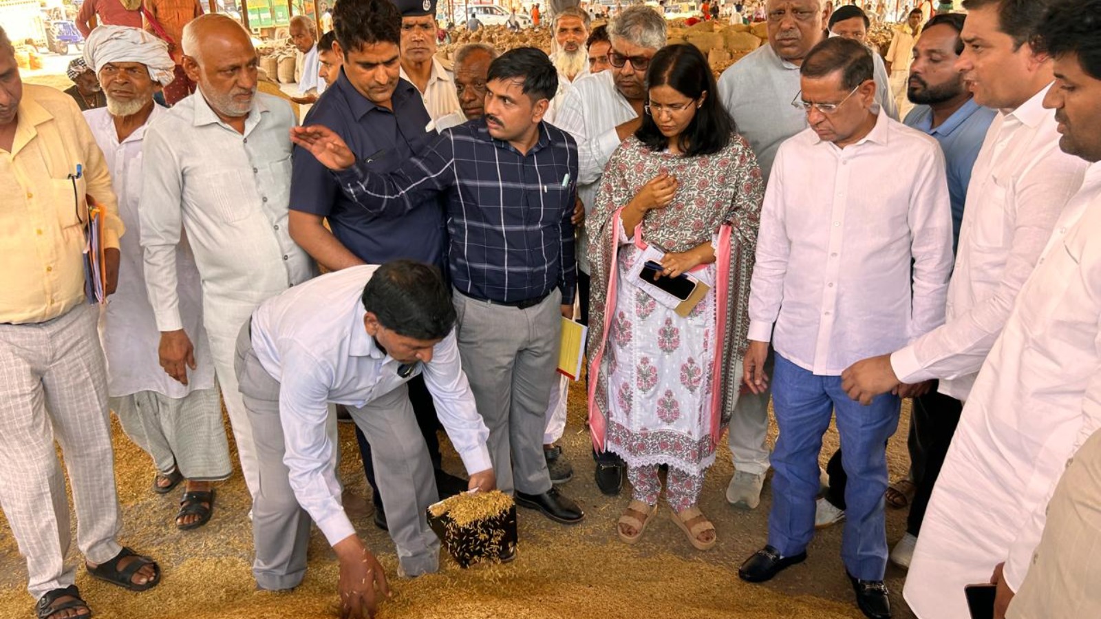 धान खरीद के पहले दिन मंत्री राजेश नागर ने बल्लभगढ़ अनाज मंडी का किया औचक निरीक्षण