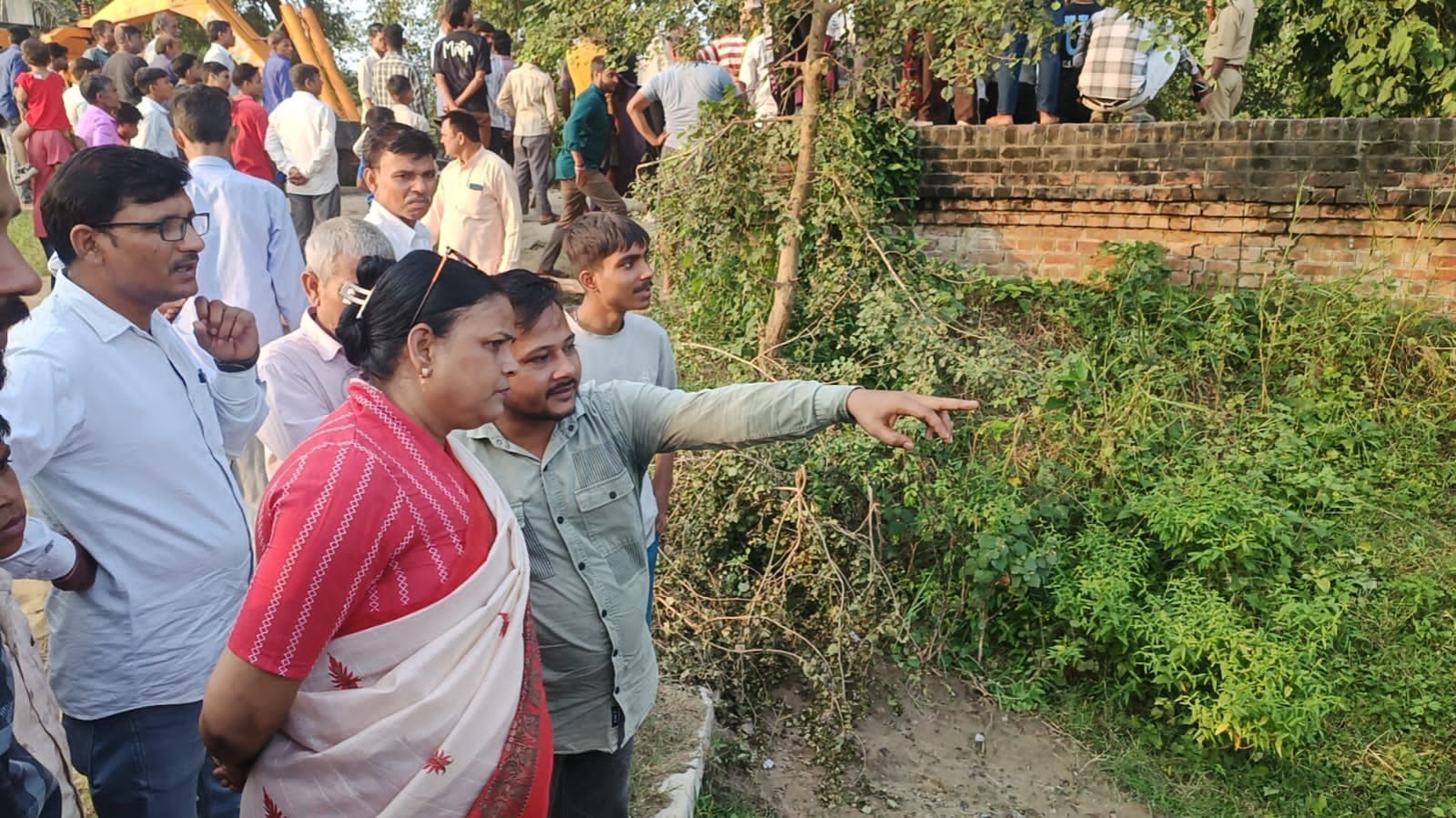 जर्जर पुल धसने से ग्रामीणों में भारी आक्रोश