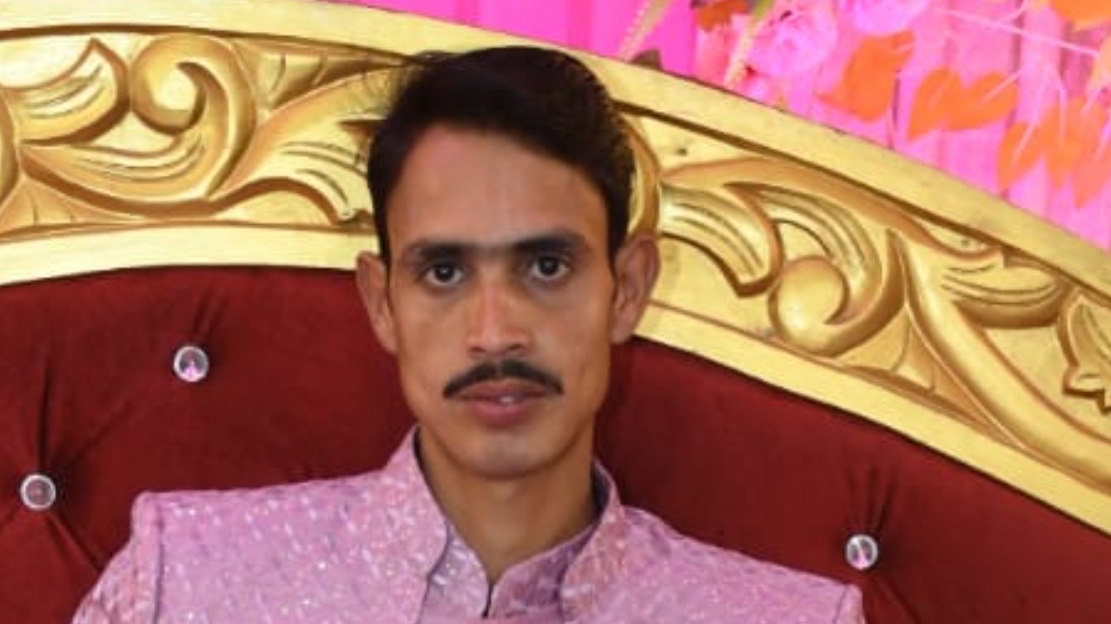 घर से 300 मीटर दूर दीवाल के सहारे बैठने की स्थित में मिला युवक का शव, हत्या की आशंका