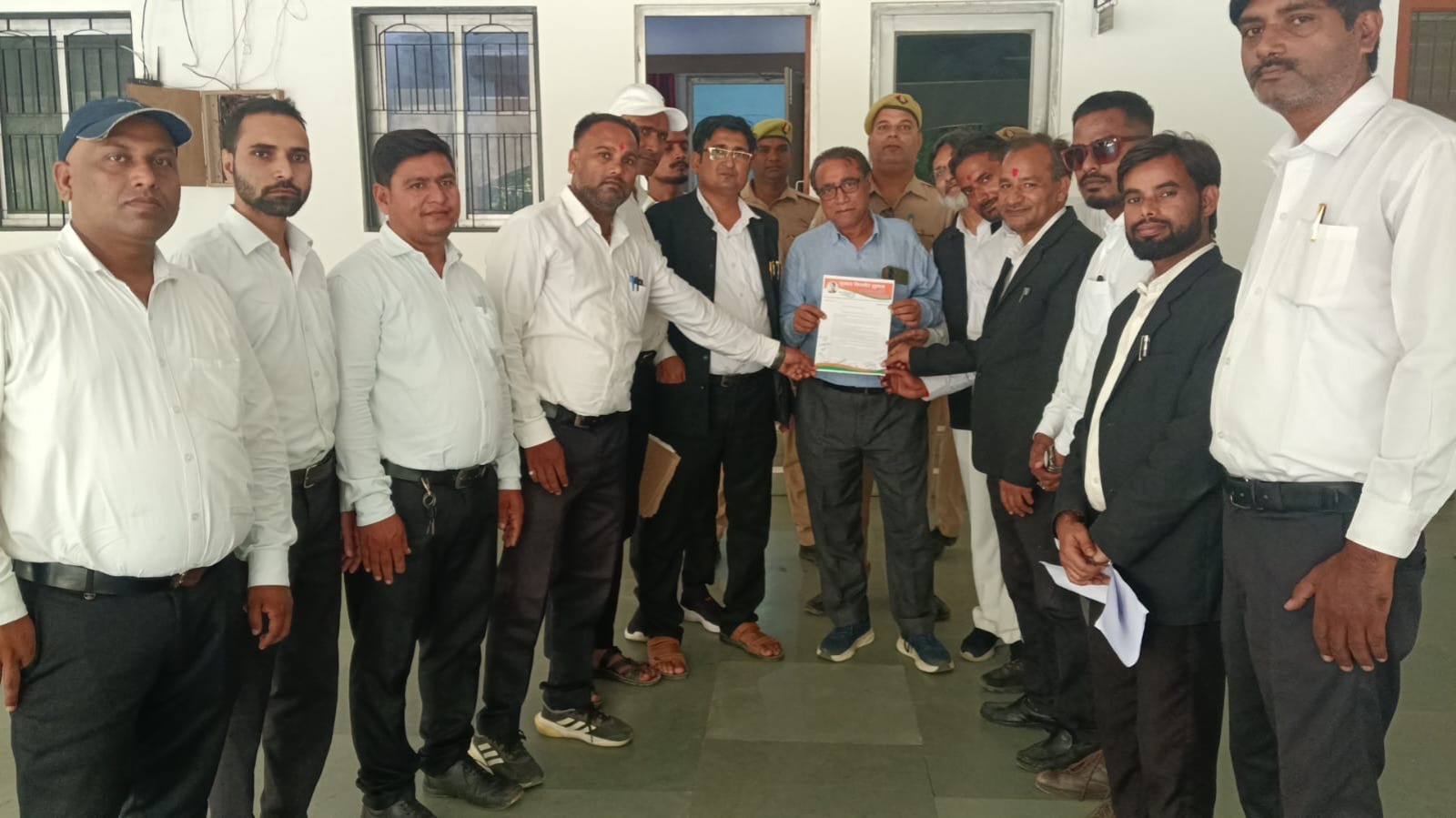 समाजसेवी युगल किशोर शुक्ल ने दस सूत्री मांगों का ज्ञापन अपर जिला अधिकारी को सौंपा