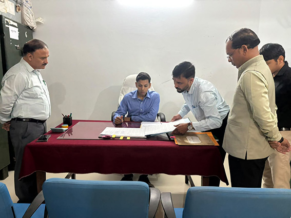 जिलाधिकारी अंशुल सिंह ने जिला कोषागार का किया निरीक्षण