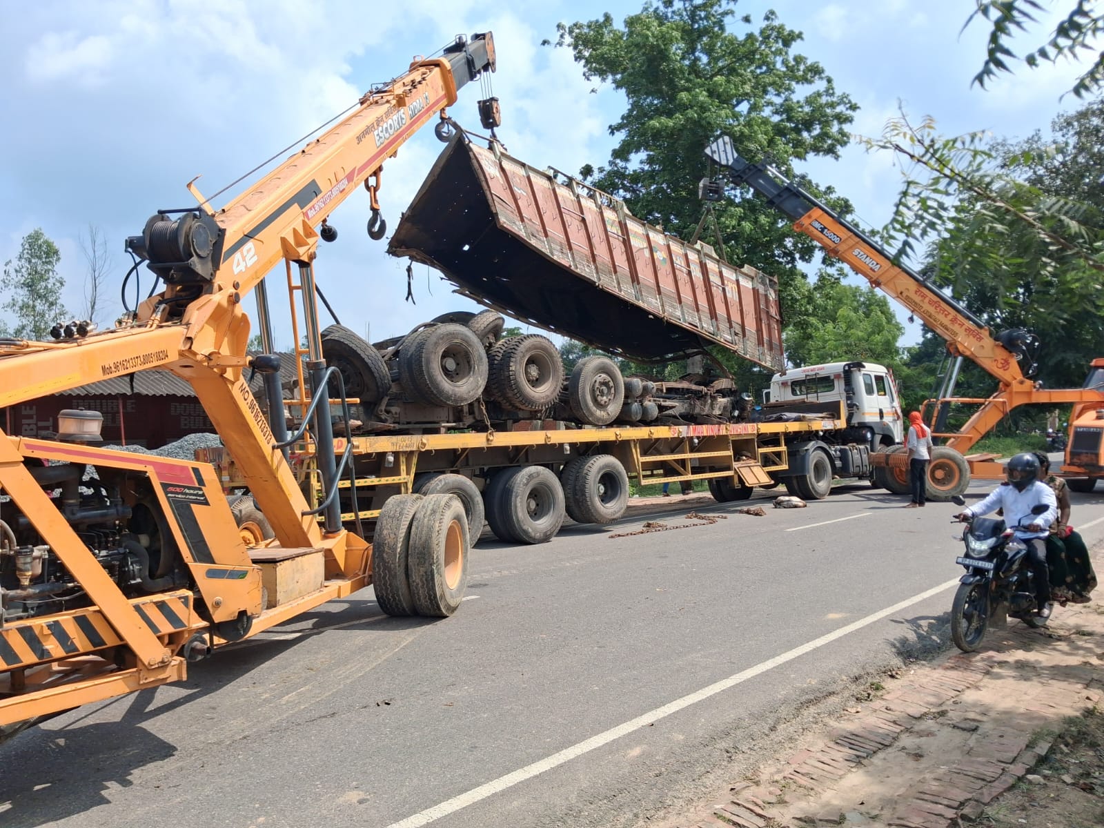 भीषण हादसे के बाद नाले से निकाला गया सरिया लदा ट्रक, बाल-बाल बची ड्राइवर और क्लीनर की जान
