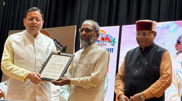 अल्मोड़ा के वरिष्ठ पत्रकार, साहित्यकार एवं रंगकर्मी नवीन बिष्ट को अंतर्राष्ट्रीय वृद्धजन दिवस के अवसर पर सीएम धामी ने किया सम्मानित