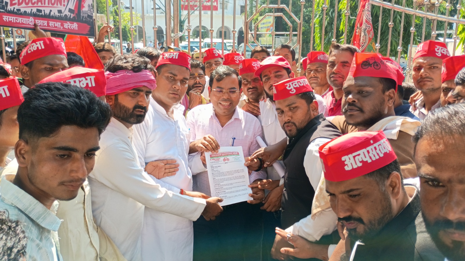 खाद की किल्लत, पेपर लीक , किसानों को मुआवजा आवारा पशु सहित कई जनसमस्याओं को लेकर सौंपा ज्ञापन