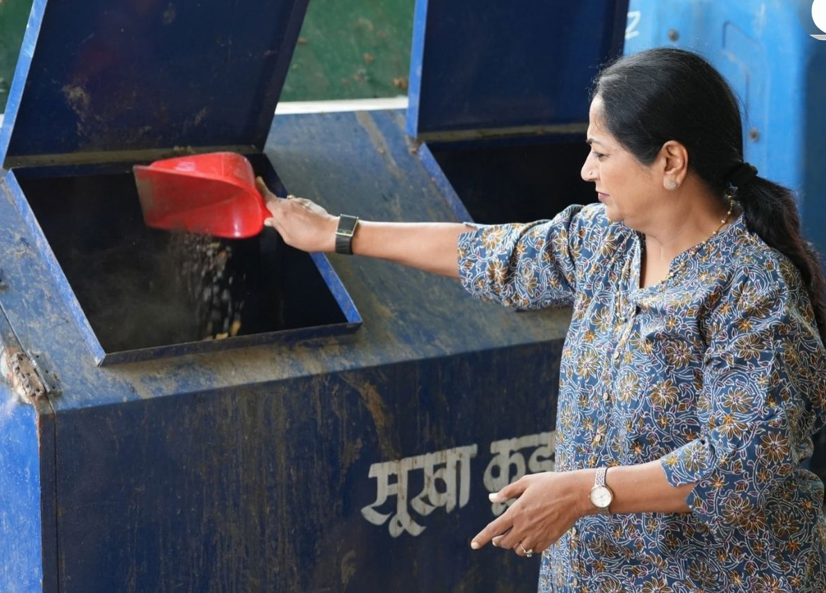 कमला नेहरू रिज में मुख्यमंत्री रेखा गुप्ता ने किया श्रमदान, स्वच्छता अभियान में लिया हिस्सा