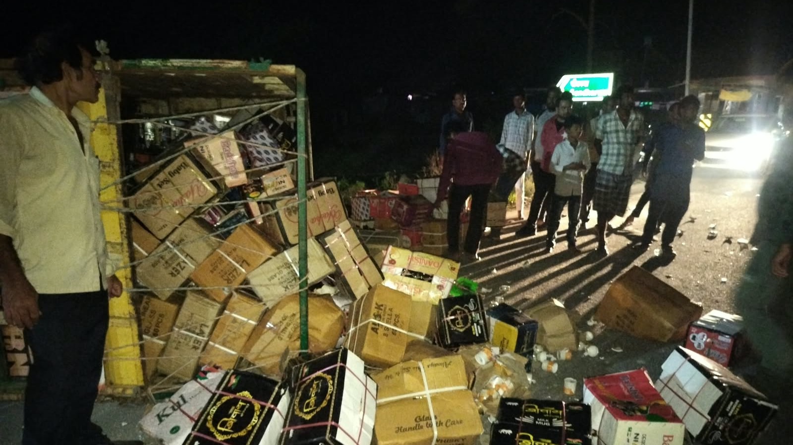 आवारा सांड से टकराकर डाला पलटा, डेढ़ लाख का सामान चकनाचूर