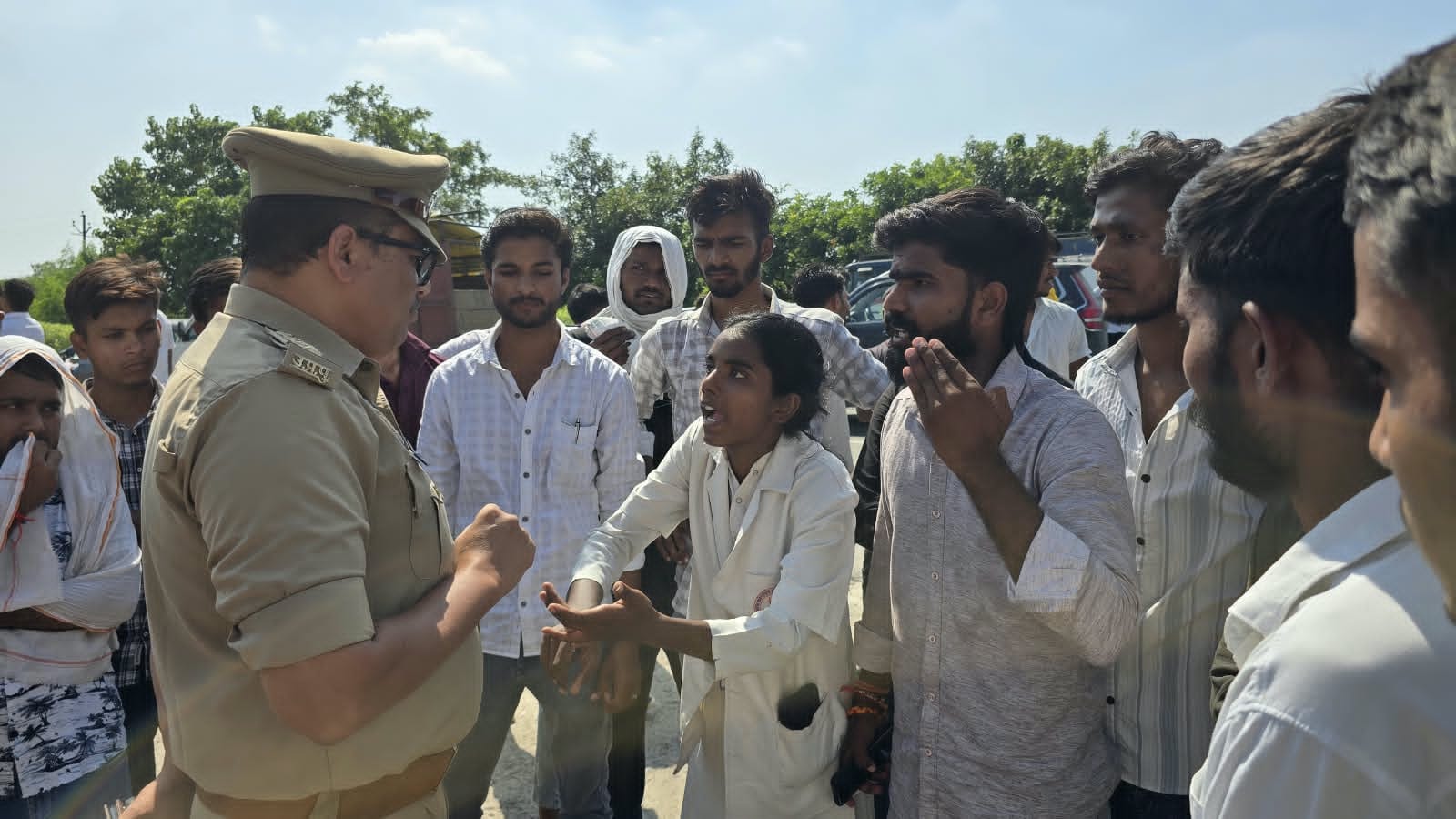 इंस्टीट्यूट में फाइन को लेकर हंगामा, छात्रों ने किया हाईवे जाम