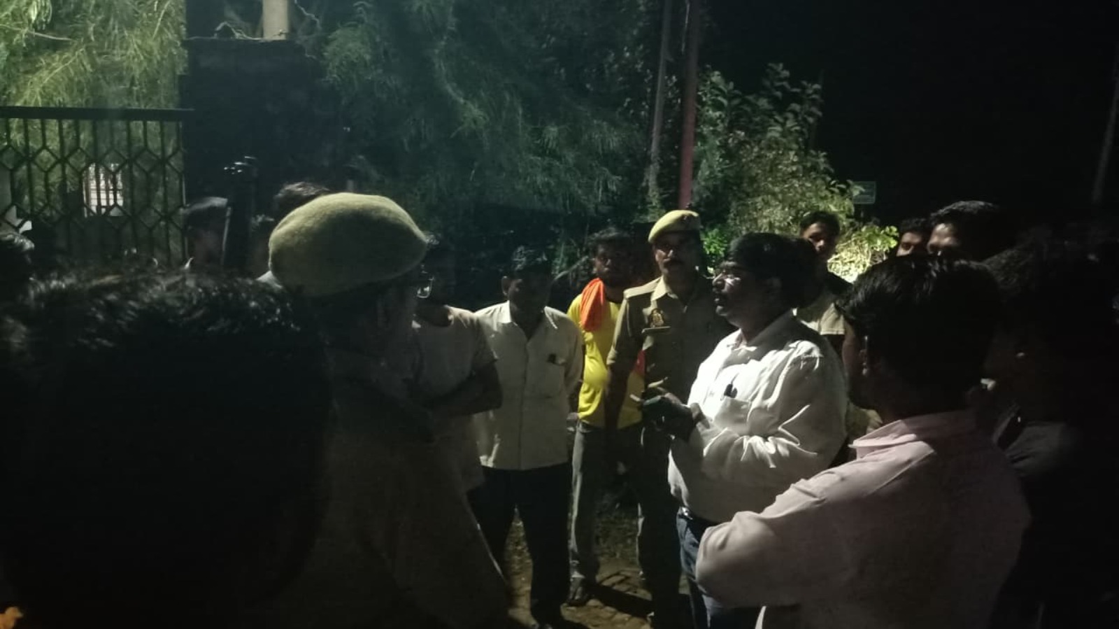 लाइनमैन की पिटाई पर भड़के बिजलीकर्मी, उपकेंद्र पर धरना; सैकड़ों गांवों की बिजली ठप
