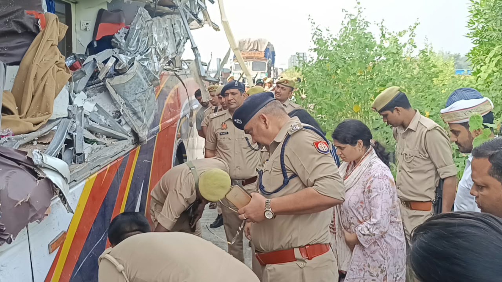 AC बस और ट्रेलर की टक्कर, हादसे में 4 यात्रियों की मौत और 4 गंभीर घायल