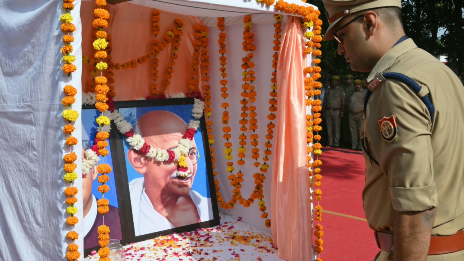 गांधी-शास्त्री जयंती पर पुलिस लाइन्स में कार्यक्रम, एसपी ने दिलाई अहिंसा व राष्ट्रीय एकता की शपथ