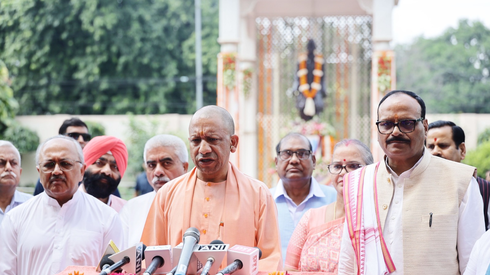 बापू का चरखा स्वावलंबन का आधार, ओडीओपी उसी स्वदेशी भाव से ‘लोकल को ग्लोबल’ बनाने का अभियान: योगी