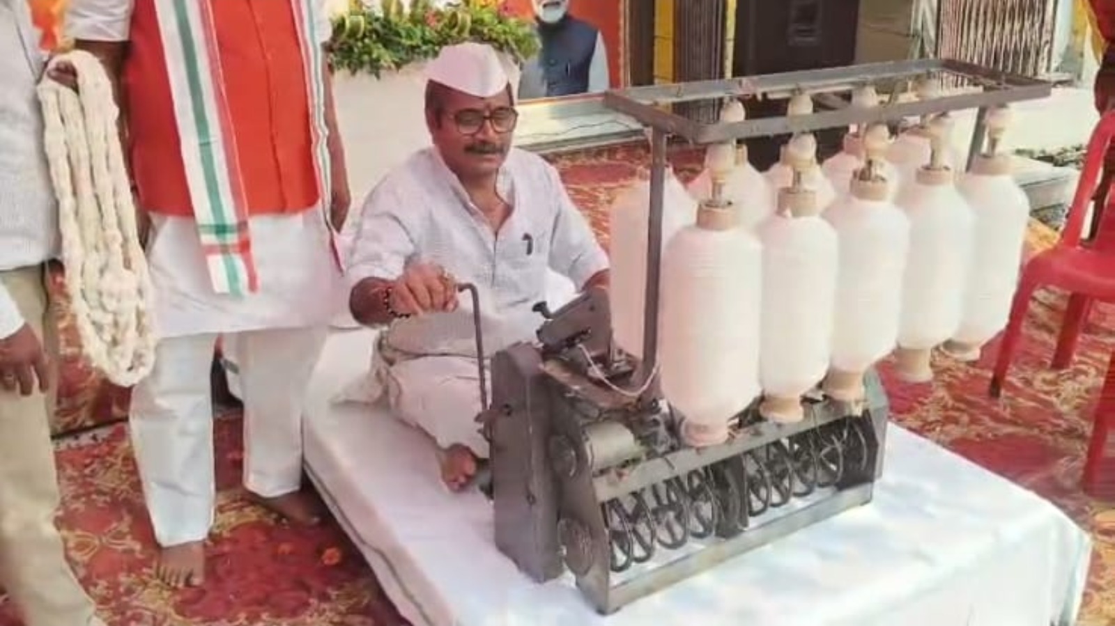 अब बुजुर्गों की नहीं, युवाओं की पसंद बनी खादी