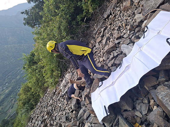 त्यूणी में 100 मीटर गहरी खाई में गिरी कार, एक की मौत, दो घायल
