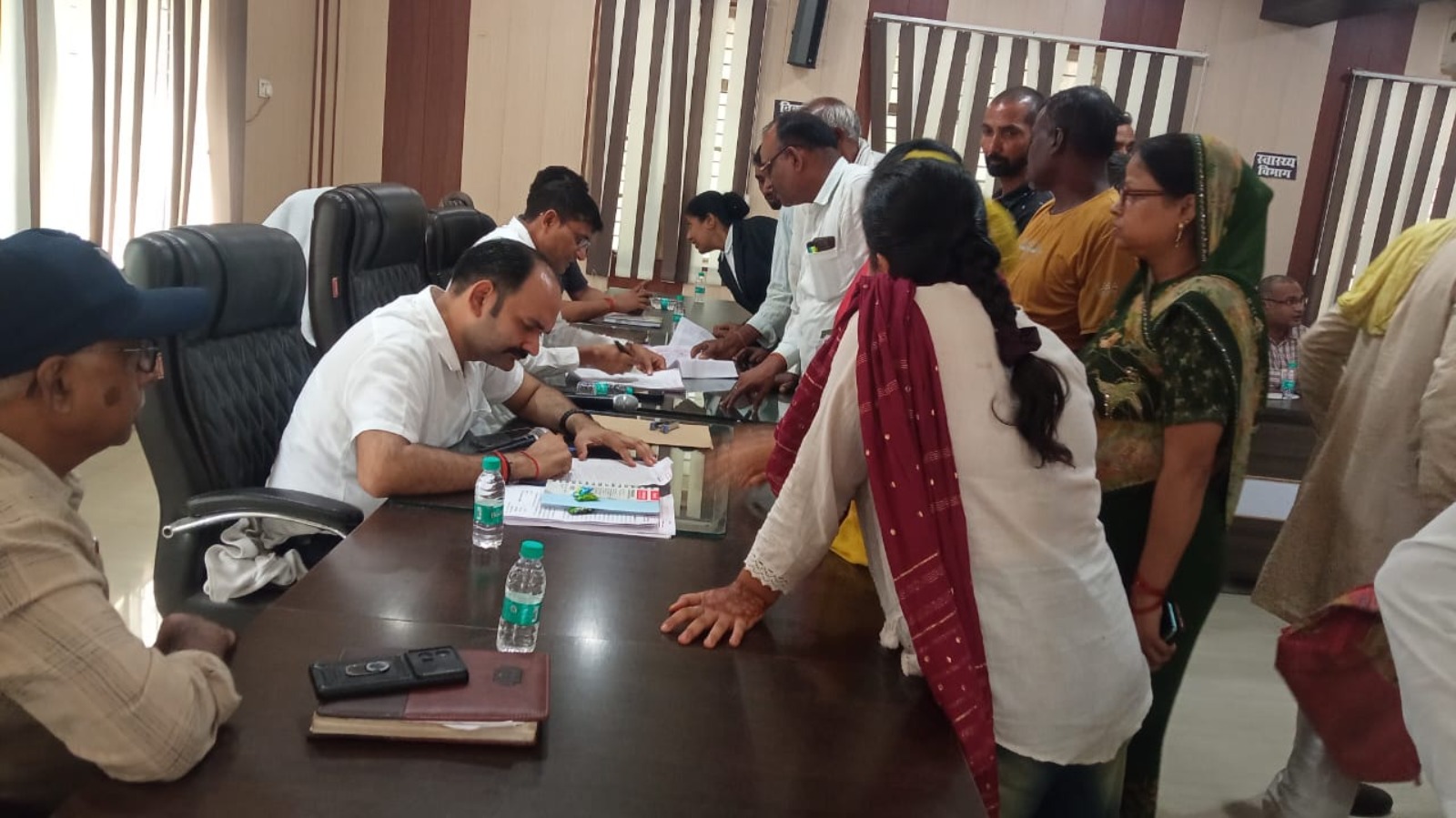 बाँदा सदर तहसील दिवस में एसडीएम और तहसीलदार ने सुनीं जनसमस्याएं