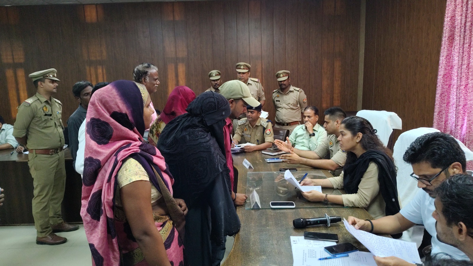 सम्पूर्ण समाधान दिवस मे डीएम व एसपी ने सुनीं जन समस्या