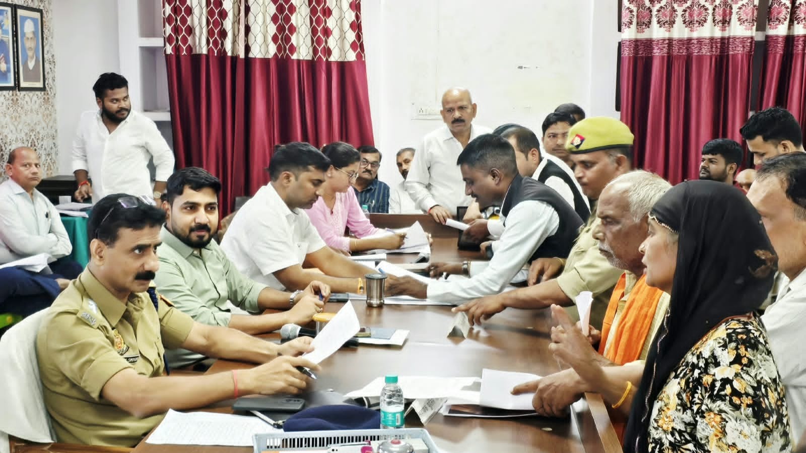 समाधान दिवस में फरियादियों ने उठाईं बिजली, राशन व प्रमाण पत्र की समस्याएं
