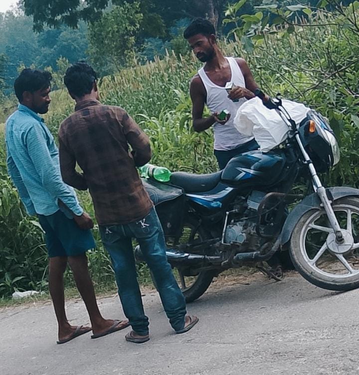 बाइक पर बोरी, उसमें शराब के पाउच और सामने ग्राहक....अटरिया में सरेआम बिक्री का फोटो वायरल