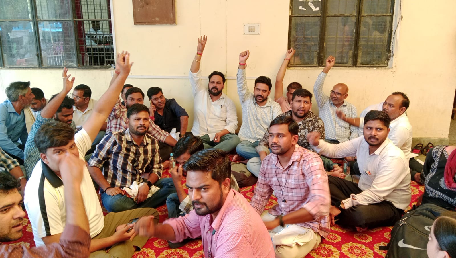 लेखपालों का धरना, समाधान दिवस का बहिष्कार,तहसील में अटके फरियादियों के काम