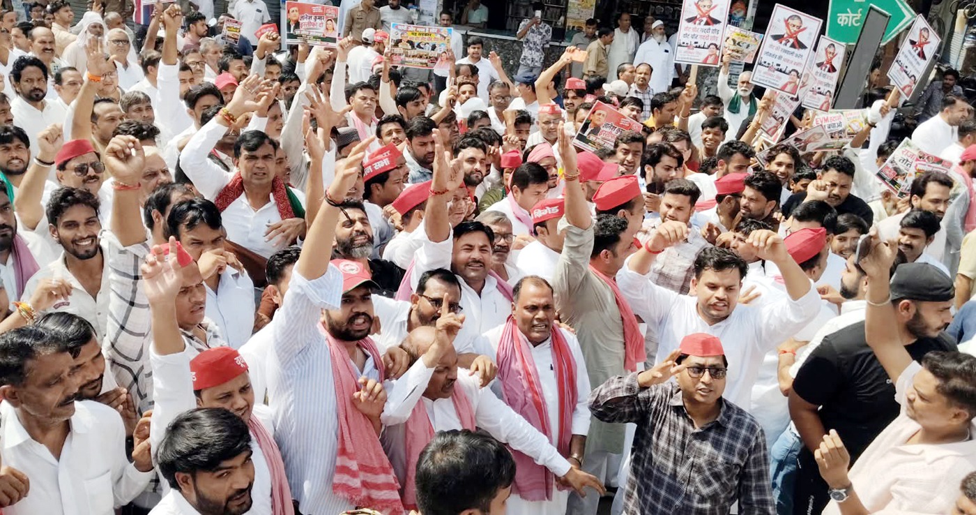 वोट चोरी के आरोपों पर सपा का हल्ला बोल