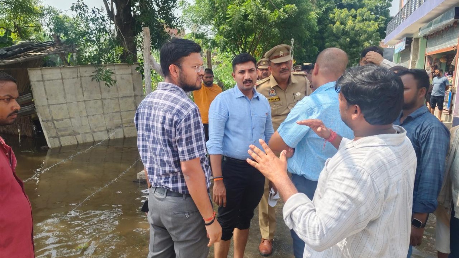 लखनऊ के बाढ़ प्रभावित इलाकों में युद्धस्तर पर राहत अभियान, डीएम ने संभाली कमान