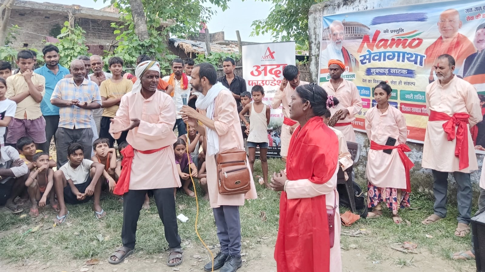 नुक्कड़ नाटक से लोगों को कर रहे जागरूक