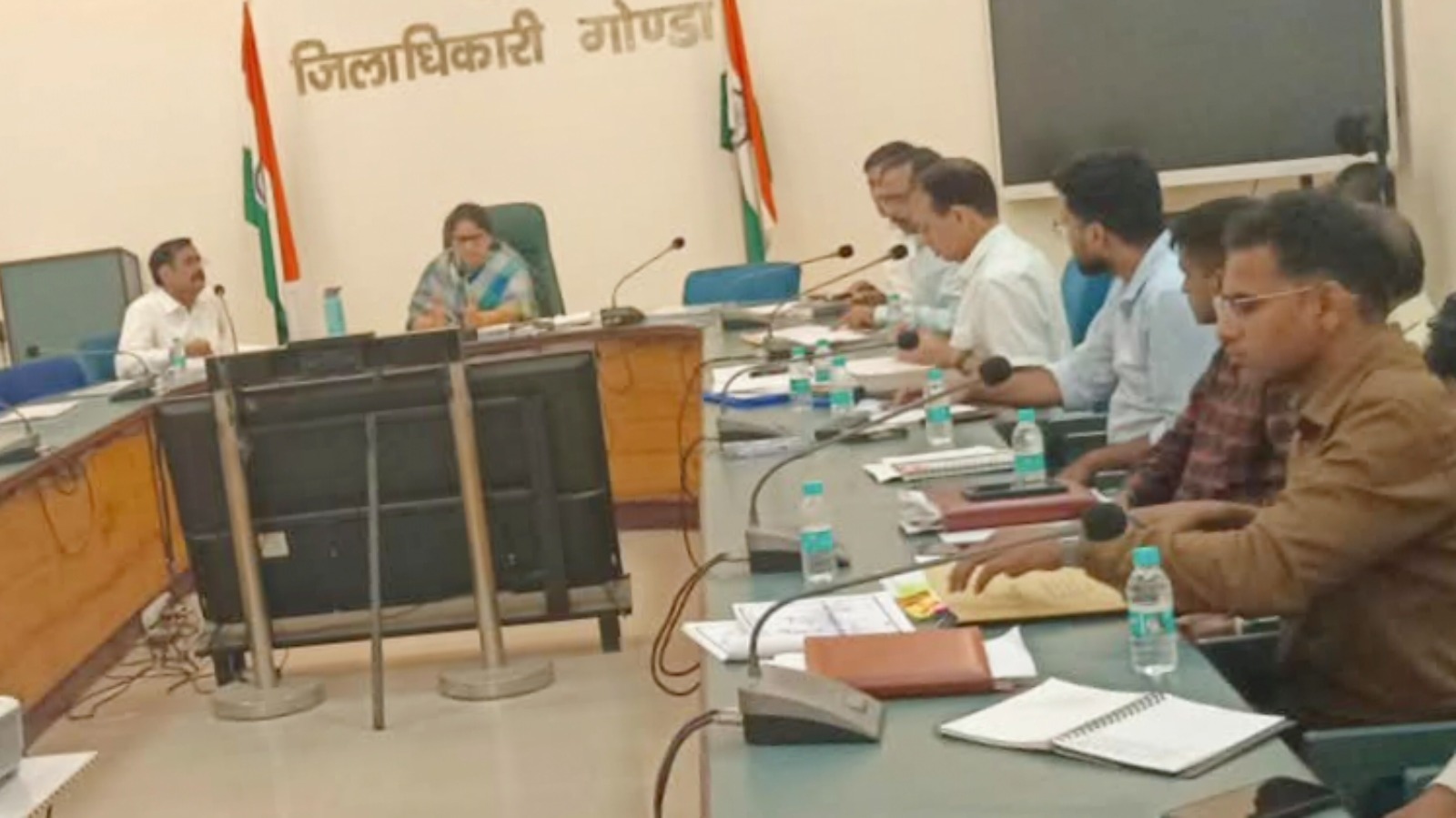प्राथमिकता पर ठीक कराए जाएं विद्युत पोल व तार: डीएम