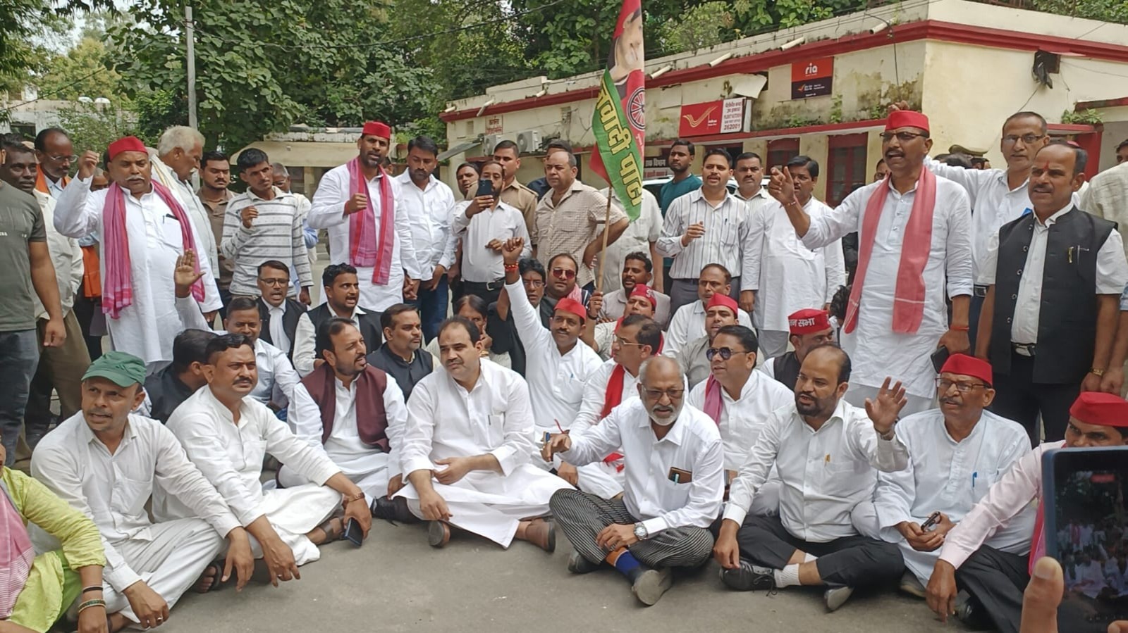 अखिलेश यादव की गिरफ़्तारी के विरोध में सड़क पर उतरे सपाई, कलक्ट्रेट में किया ज़ोरदार प्रदर्शन
