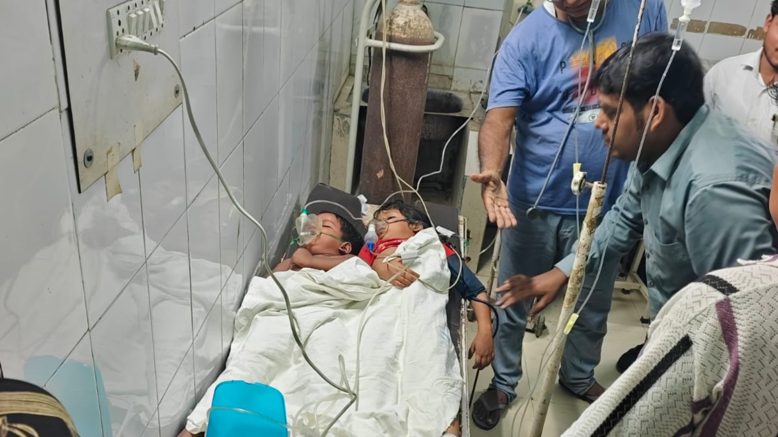 चारपाई में उतरा करंट, तीन बच्चे चिपककर घायल
