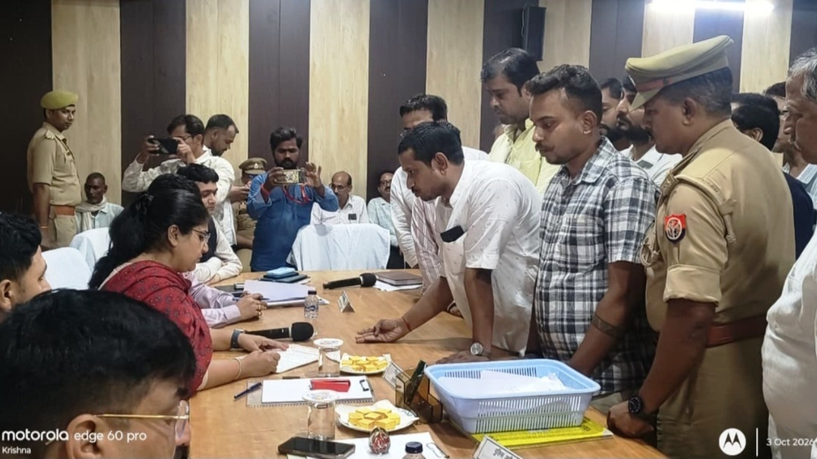 खराब सड़को और गड्ढों को लेकर डीएम से मिला व्यापारी प्रतिनिधि मंडल