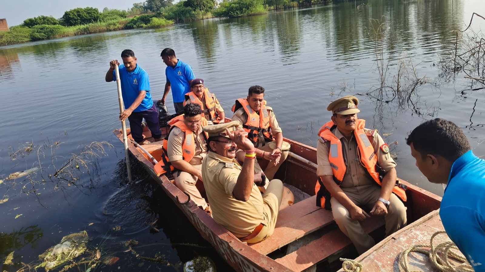 बेहता नाले का बढ़ा जलस्तर, नाव से गांव पहुंची पुलिस टीम