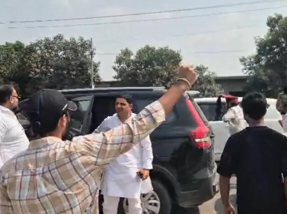 राणा सांगा पर बयान को लेकर सपा सांसद का विरोध, काफिले को दिखाए काले झंडे