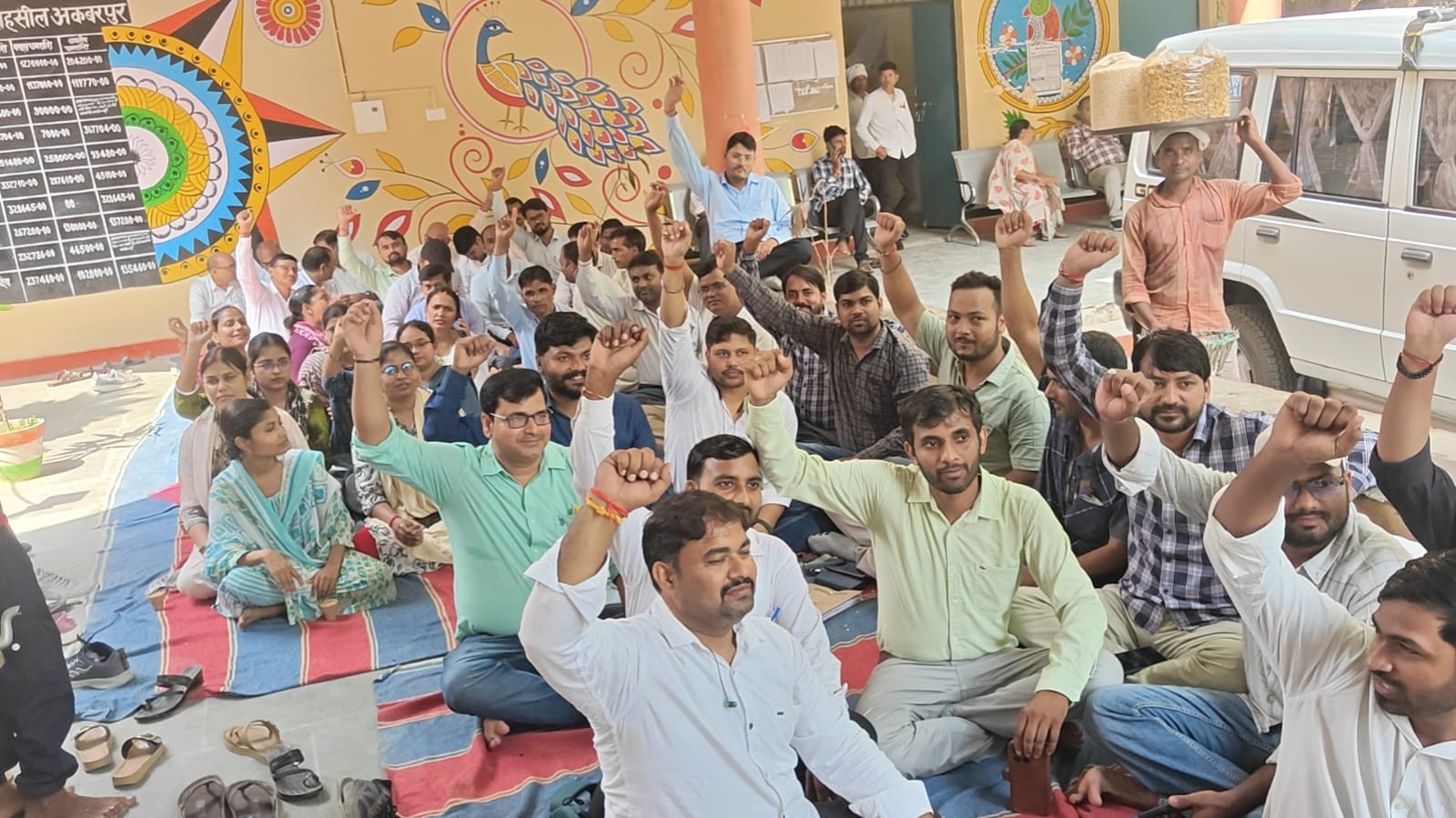 लेखपाल आंदोलन से अटकी जनता की राह, एडमिशन से छात्रवृत्ति तक पर संकट