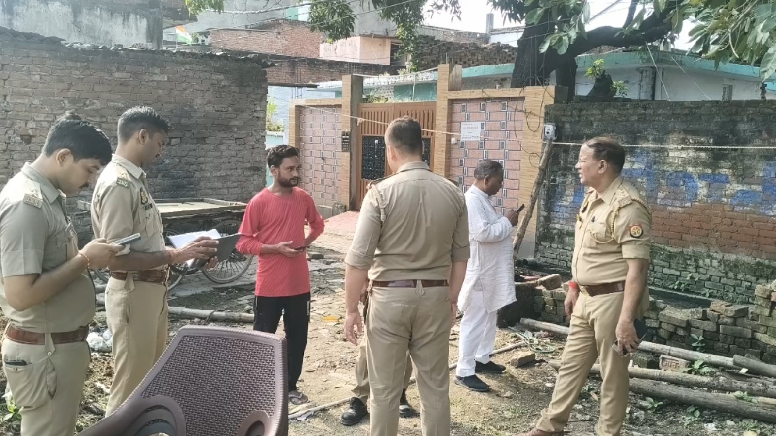 प्लाट में पेंटर की हत्या,खून से सना लोहे की रॉड व ईट का गुम्मा, हत्यारोपी फरार