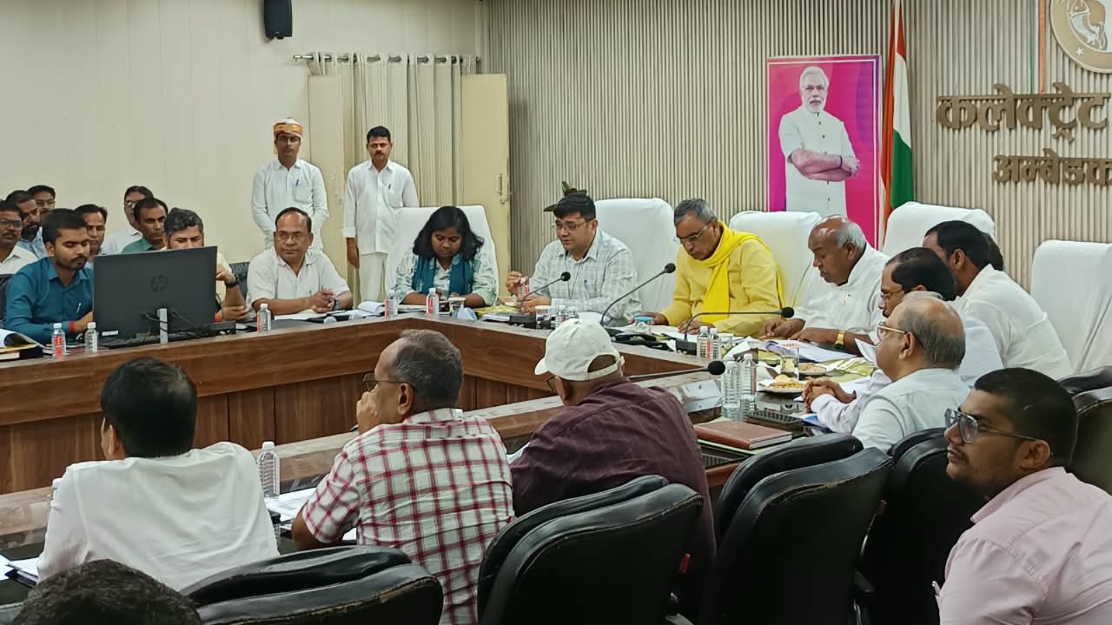 प्रभारी मंत्री की अध्यक्षता में सेवा संकल्प अभियान की समीक्षा बैठक आयोजित