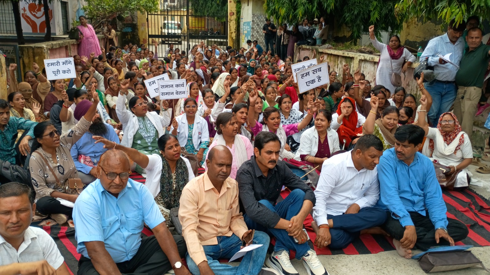 राष्ट्रीय स्वास्थ्य मिशन संविदा कर्मचारियों का कार्य बहिष्कार तीसरे दिन भी जारी
