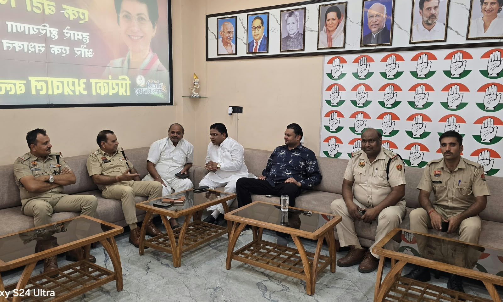 दिल्ली प्रदर्शन में जाने से पहले कांग्रेस नेता मनोज अग्रवाल नजरबंद, पुलिस ने घेरा कार्यालय