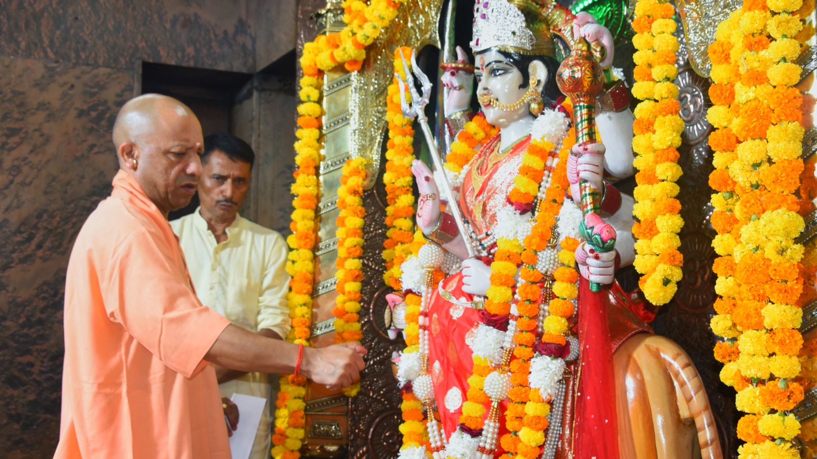 मां पाटेश्वरी के दरबार में पहुंचे CM योगी, मां के चरणों में झुकाया शीश; श्रद्धालुओं की व्यवस्था पर दिए सख्त निर्देश