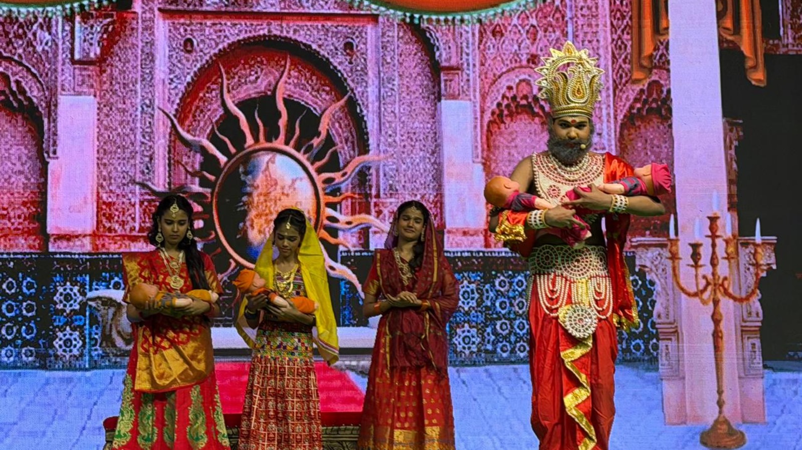सीएम योगी की पहल: दिल्ली में सजी फिल्मी सितारों की रामलीला