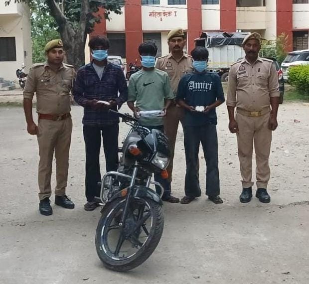 मोबाइल छीनने वाले तीन बदमाश गिरफ्तार, शिक्षिका से चेन लूटने की वारदात भी कबूली