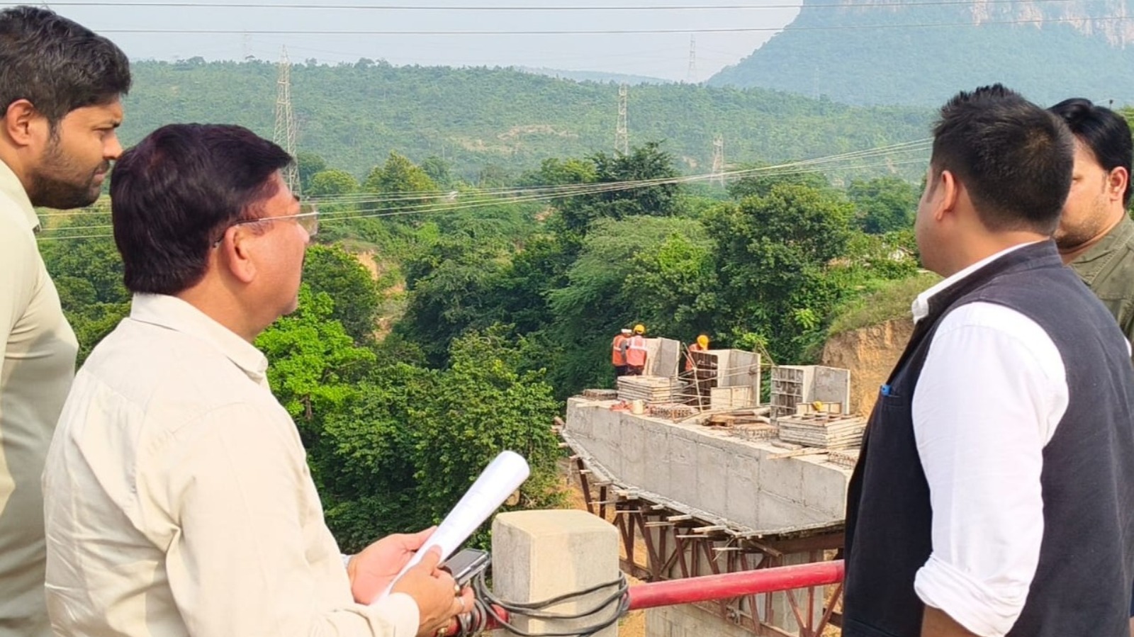 जिलाधिकारी ने निर्माणाधीन सेतु परियोजना का किया निरीक्षण, दिये निर्देश