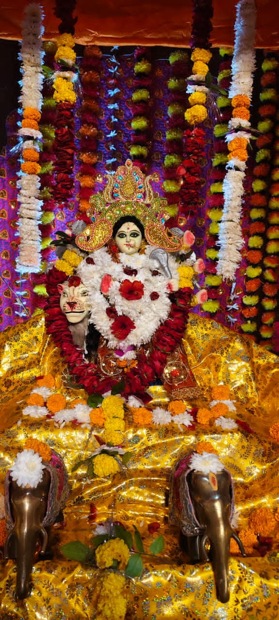 मां के जयकारों से देवीमय हुआ माहौल, पूजा पंडालों में विधि - विधान से शुरू हुआ पूजन
