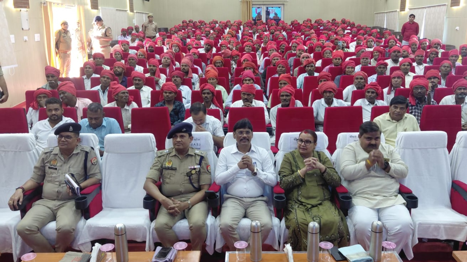 ग्राम प्रहरी पुलिस एवं प्रशासन की आंख, नाक और कान, उनकी सूचनाएं कानून-व्यवस्था बनाए रखने में महत्वपूर्ण- जिलाधिकारी